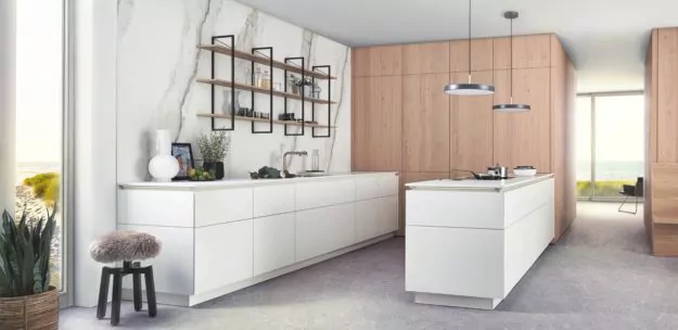 Ewerling Küchen, Bild einer modernen Küche mit Insel in weiss